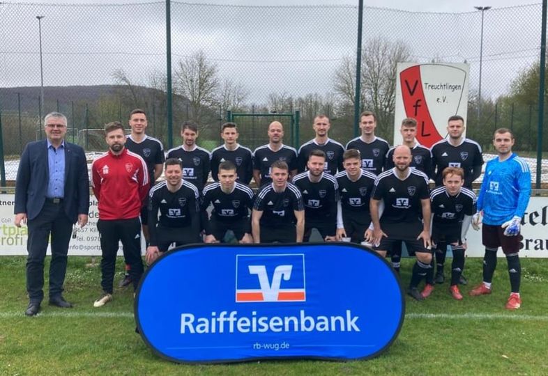 Mehr über den Artikel erfahren Raifeisenbank Weißenburg sponsort Trikots
